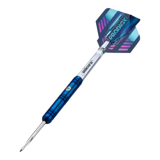 Dardos de acero paralelos Unicorn Prodigy 01 Dieses Bild zeigt einen Unicorn Prodigy 01 Parallel Steeldart. Der Dartpfeil hat einen blauen Schaft und eine bunte Flight mit dem Aufdruck "Prodigy".