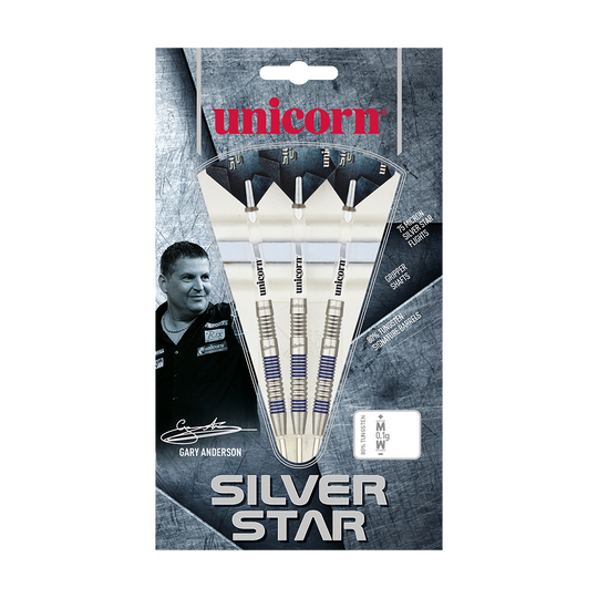 8775_Unicorn_Silver_Star_Var2_Gary_Anderson_Steeldarts_3 Auf dem Bild ist eine Verpackung mit drei Steel-Darts der Marke "Unicorn Silver Star" zu sehen. Die Verpackung zeigt außerdem ein Foto von Gary Anderson und enthält Details zu den Dartpfeilen.