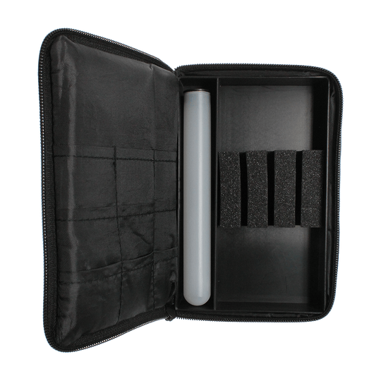 _The_Pak_Dartcase_OPEN_1nWm2B1E02dJ4g Das Bild zeigt das geöffnete Dartcase "The Pak Multi Dartcase - Rot Schwarz". Im Inneren befinden sich Fächer und Halterungen zur sicheren Aufbewahrung von Dartzubehör.
