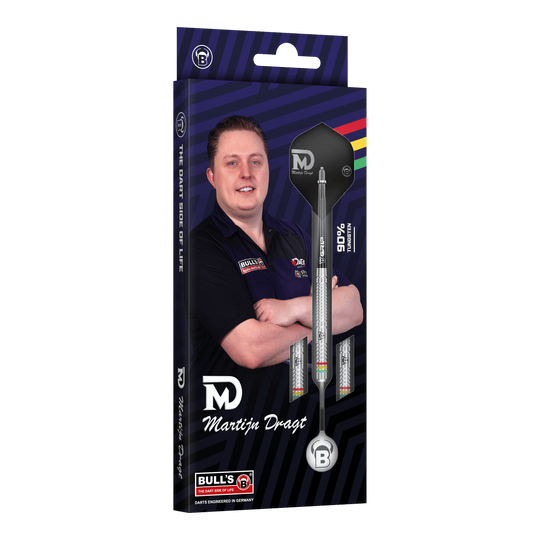 Bulls Martijn Dragt Steel Darts - 24g Die Abbildung zeigt die Verpackung der "Bulls Martijn Dragt Steeldarts - 24g". Auf der Schachtel ist ein Bild von Martijn Dragt sowie die abgebildeten Steeldarts zu sehen.