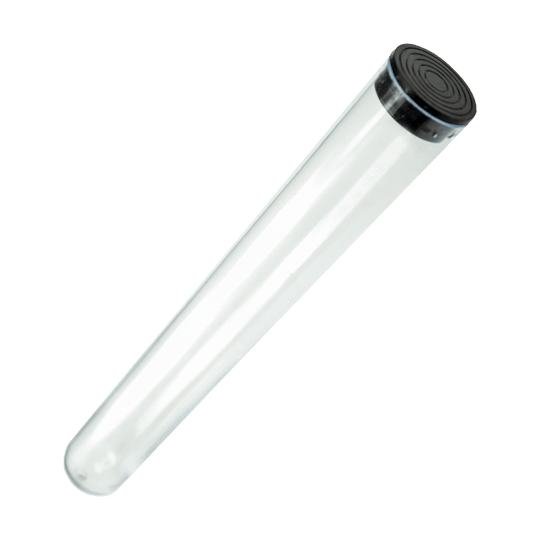 625_Spitzenr-hrchen_1_Transparent Das Bild zeigt ein Spitzenröhrchen mit einem schwarzen Deckel. Es handelt sich um ein durchsichtiges Kunststoff- oder Glasröhrchen, das häufig im Labor verwendet wird.