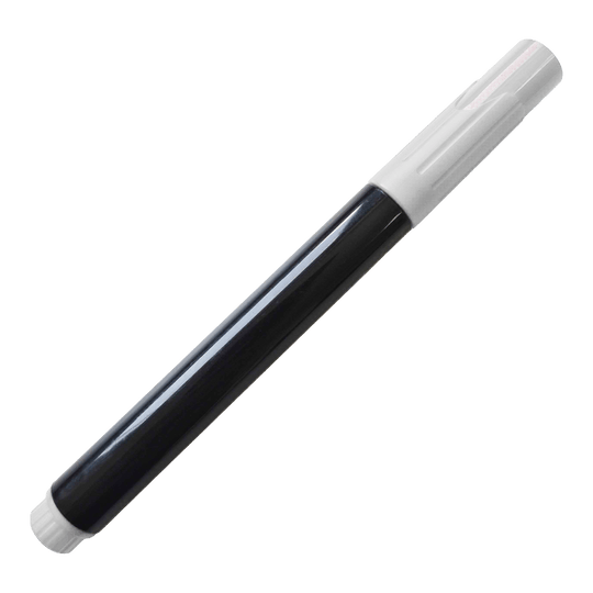Board Marker Auf dem Bild ist ein schwarzer Whiteboard-Marker mit weißer Kappe zu sehen. Der Marker liegt schräg auf einem neutralen Hintergrund.
