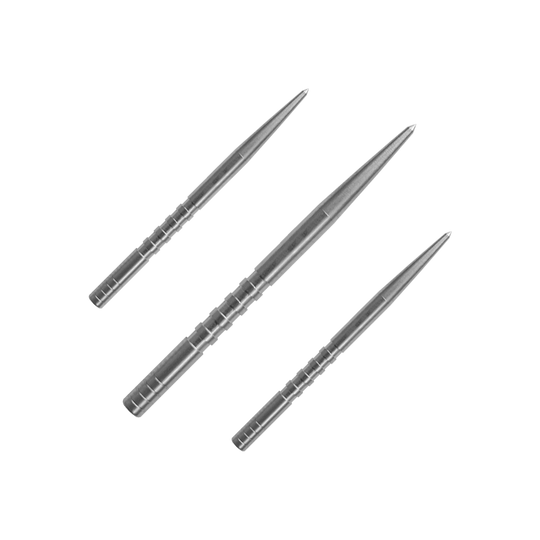 Pointe de fléchette Condor Beak Point avec pointes coupées Das Bild zeigt drei silberne Dartspitzen mit gerilltem Schaft. Sie sind in einer diagonalen Anordnung auf grünem Hintergrund zu sehen.