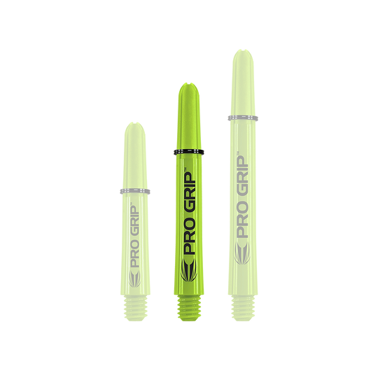 Auf dem Bild sind drei limegrüne Pro Grip Dartschäfte in unterschiedlichen Längen zu sehen. Sie stehen nebeneinander und tragen alle den Schriftzug "PRO GRIP".