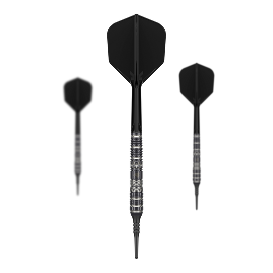 Das Bild zeigt drei schwarze Softdarts aus der Serie "Target Japan Black Marque Dragon 3" mit einem Gewicht von 18g. Der mittlere Dart ist zentral und größer dargestellt, während die beiden anderen im Hintergrund stehen.