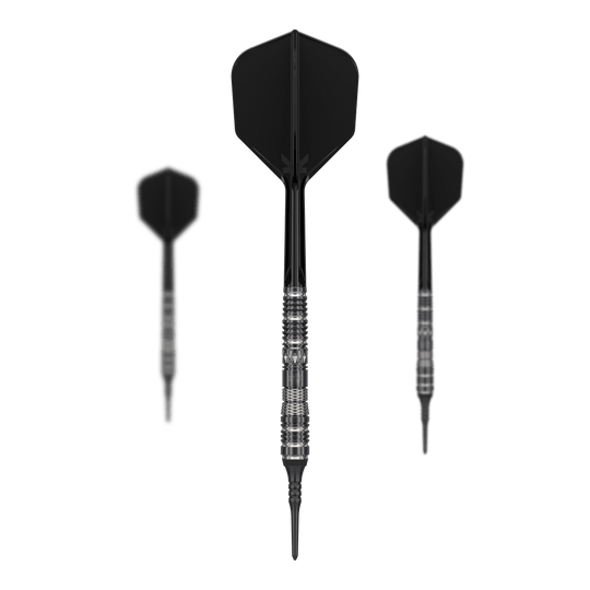 Dardos blandos Target Japan Black Marque Dragon 3 - 18 g Das Bild zeigt drei schwarze Softdarts aus der Serie "Target Japan Black Marque Dragon 3" mit einem Gewicht von 18g. Der mittlere Dart ist zentral und größer dargestellt, während die beiden anderen im Hintergrund stehen.