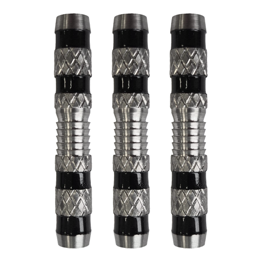 Dardos McDart con mango moleteado y barriles blandos - 18 g Das Bild zeigt drei silberne Softdart-Barrels mit einem geriffelten Griff und schwarzen Rillen. Es handelt sich um das Produkt „McDart Knurled Grip Softdart-Barrels - 18g“.