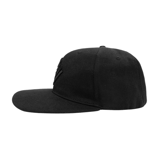 DTRS_CBK_Sport1_DRTS-_Kollektion_Cap_schwarz_2 Die Abbildung zeigt eine schwarze Cap aus der SPORT1 DRTS. Kollektion. Die Kappe hat eine gerade Schirmform und ein schlichtes Design.