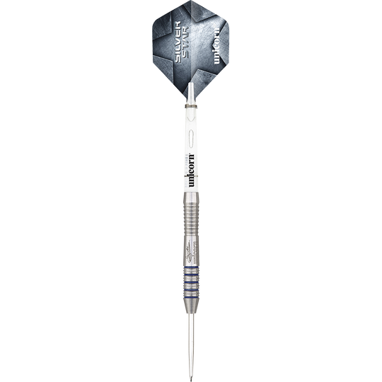 8775_Unicorn_Silver_Star_Var2_Gary_Anderson_Steeldarts_1NjG75OUTZwQhy Das Bild zeigt einen Unicorn Silver Star Var.2 Gary Anderson Steeldart. Der Dartpfeil ist silberfarben mit blauen Akzenten und hat einen Flight mit der Aufschrift "SILVER STAR" und "unicorn".