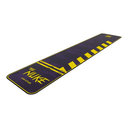 Target Luke Littler The Nuke podložka na šipky Auf dem Bild ist der "Target Luke Littler The Nuke Dartteppich" zu sehen. Der Teppich ist überwiegend lila mit gelben Akzenten und Markierungen gestaltet.