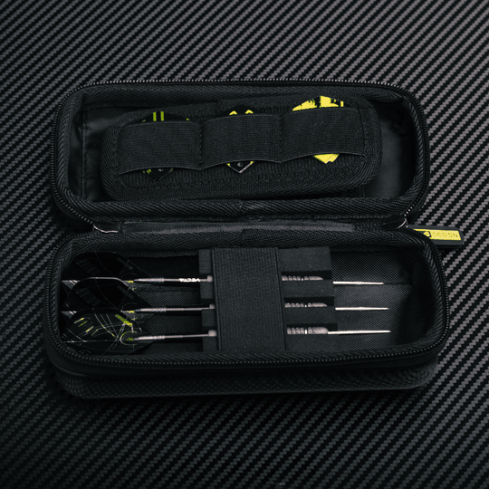 Das Bild zeigt das Winmau Armor G1 Michael Van Gerwen Dartwallet. Es ist eine spezielle Darttasche für Dartzubehör.