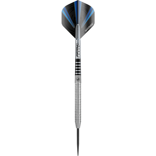 Das Bild zeigt einen Winmau Sabotage Steeldart. Der Dart hat ein silbernes, gerilltes Barrel und schwarze Flights mit blauen Akzenten.