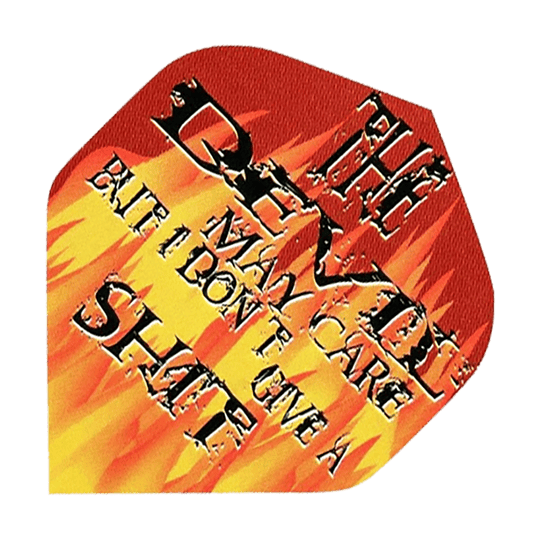 Lety do pětiboje Ďábel se může starat Das Bild zeigt ein Dart-Flight mit Flammenmotiv und auffälligem Schriftzug. Auf dem Flight steht: "THE DEVIL MAY CARE BUT I DON'T GIVE A SHITE".