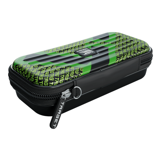 Étui à fléchettes Target Takoma TAG Das Bild zeigt ein schwarzes Etui mit einem grünen Muster und dem Wort "TARGET" mehrfach darauf gedruckt. Das Etui besitzt einen Reißverschluss mit einem Anhänger, auf dem ebenfalls "TARGET" steht.