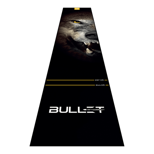 Abgebildet ist die Bullet Fang Dartmatte. Die Matte sorgt für einen sicheren Stand und schützt den Boden beim Dartspielen.