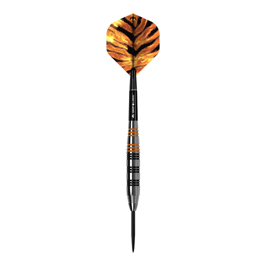Fléchettes en acier laiton Mission Javan - 22 g Das Bild zeigt einen Steeldart namens "Mission Javan Brass Steeldarts - 22g". Der Dart hat schwarze und orangefarbene Akzente sowie eine Flügel mit einem Tigerstreifenmuster.