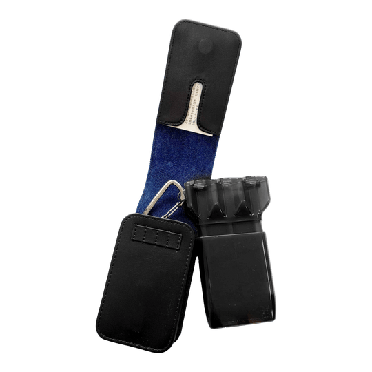 Pouzdro na šipky Cameo Acento Denim Auf dem Bild ist ein schwarzes Dart-Etui mit blauem Innenfutter zu sehen. Das Etui ist geöffnet und zeigt einen darin befindlichen schwarzen Behälter für Darts.