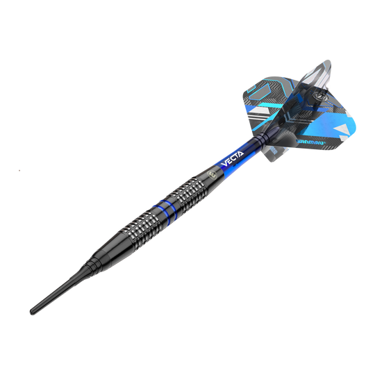 Měkké šipky Winmau Galactics - 20g Das Bild zeigt einen Winmau Galactics Softdart mit einem Gewicht von 20 Gramm. Der Dart ist überwiegend schwarz mit blauen Akzenten und verfügt über ein modernes Design.