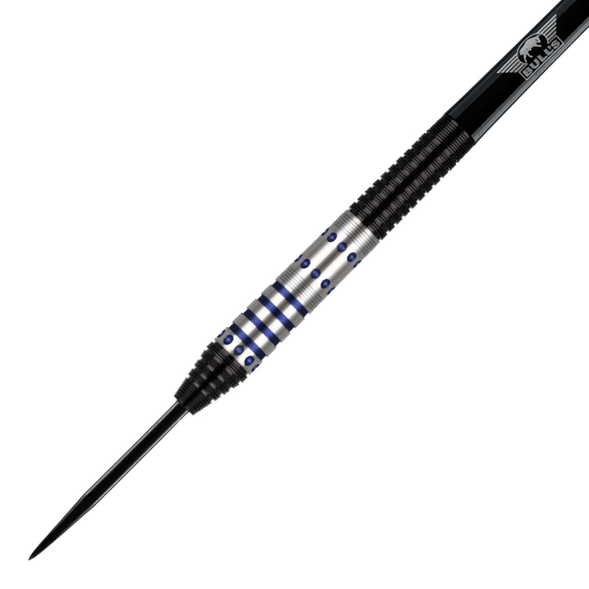 Dardos de acero Bulls NL Richard Veenstra 90 - 23 g Das Bild zeigt einen Steeldartpfeil, Modell "Bulls NL Richard Veenstra 90 Steeldarts - 23g". Der Dartpfeil hat ein silbernes Griffstück mit blauen Akzenten und schwarzen Rillen.
