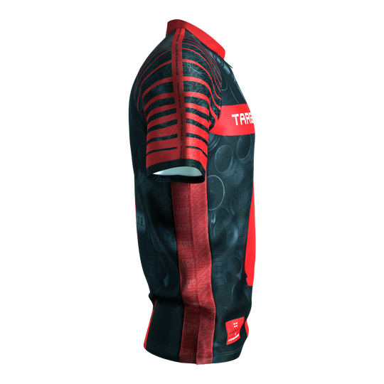 Maillot de fléchettes Target Coolplay Stephen Bunting 2025 Das Bild zeigt das "Target Coolplay Stephen Bunting 2025 Dartshirt" aus seitlicher Perspektive. Das Shirt ist überwiegend schwarz mit auffälligen roten Streifen und Mustern.