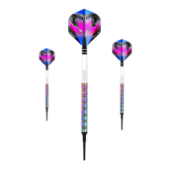 Red Dragon Peter Wright Snakebite 1 Rainbow Softdarts - 18 g Das Bild zeigt drei bunte Softdarts mit einem regenbogenfarbenen Schaft. Auf den Flights sind zwei Schlangen abgebildet, passend zum Produktnamen „Red Dragon Peter Wright Snakebite 1 Rainbow Softdarts - 18 g“.
