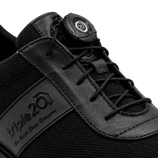 Triple20 Dart Shoes Textilní s otočným zapínáním - Černé Hier sind die Triple20 Dartschuhe Textil mit Drehverschluss - Schwarz abgebildet. Die Schuhe haben eine markante Optik.