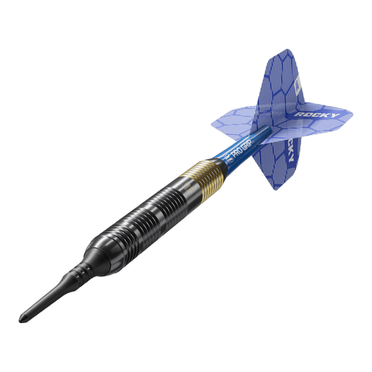 Šipky Target Josh Rock Brass měkké - 18g Das Bild zeigt einen Target Josh Rock Brass Softdart mit einem Gewicht von 18 Gramm. Der Dart hat eine messingfarbene und schwarze Spitze sowie blaue Flights mit einem Muster.