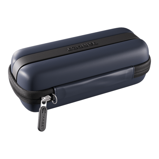 Das Foto zeigt ein Target BOA Dartcase in Navy und Dunkelgrau. Es schützt und organisiert Dartpfeile und Zubehör.