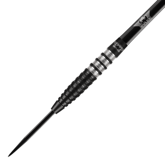 Bulls NL Lightning Black Steeldarts Das Bild zeigt einen schwarzen Steeldart der Marke Bulls NL mit gerilltem Griff. Die Spitze und der Schaft sind ebenfalls schwarz, und das Bulls-Logo ist auf dem Schaft zu sehen.