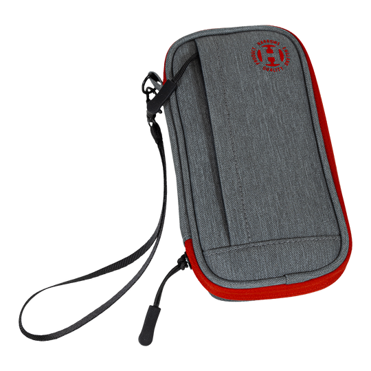 Harrows Smart Case Dartwallet Das Bild zeigt ein graues Dart-Etui mit roten Akzenten und einer schwarzen Handschlaufe. Auf der Vorderseite befindet sich ein rundes Logo in Rot.