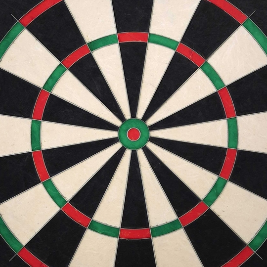 Bersaglio per freccette in acciaio Mission Samurai Infinity Das Bild zeigt das Produkt "Mission Samurai Infinity Steeldartboard". Die Dartscheibe hat ein klassisches Design mit schwarzen, weißen, roten und grünen Segmenten.