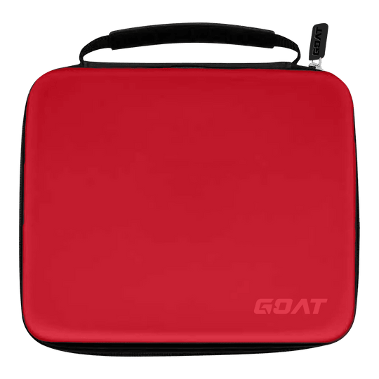 GOAT Locker XXL Dartwallet Das Bild zeigt ein rotes Etui mit schwarzem Griff und Reißverschluss. In der unteren rechten Ecke steht das Wort „GOAT“.