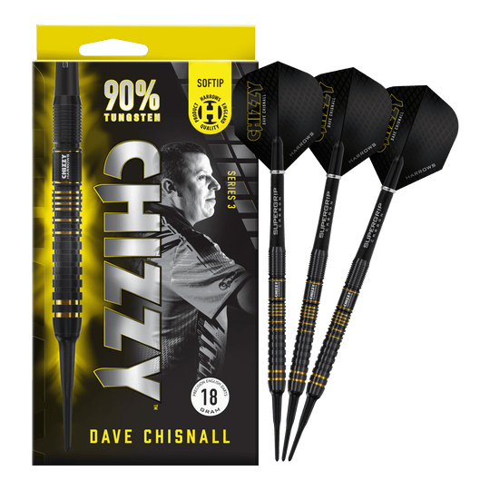 Fléchettes souples Dave Chisnall Chizzy Series 3 de Harrow Das Bild zeigt eine Packung der "Harrows Dave Chisnall Chizzy Series 3 Softdarts" mit drei schwarzen Softdarts daneben. Auf der Verpackung steht, dass die Darts zu 90% aus Tungsten bestehen und 18 Gramm wiegen.