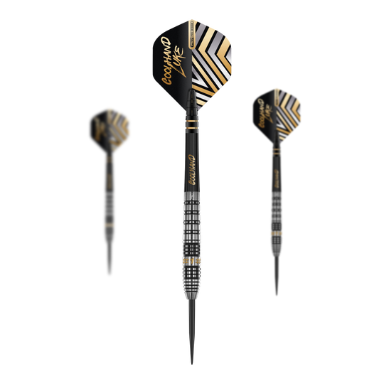 Dardos de acero Red Dragon Luke Humphries Prestige Das Bild zeigt drei Steeldarts mit dem Namen "Red Dragon Luke Humphries Prestige". Die Darts haben ein schwarzes und silbernes Design mit goldenen Akzenten und der Aufschrift "COOLHAND LUKE" auf den Flights.