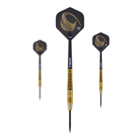 Dardos de acero Bulls Stingray ST3 Das Bild zeigt drei Steeldarts des Modells "Bulls Stingray ST3". Die Darts haben ein schwarzes und goldenes Design mit geriffeltem Griffbereich.