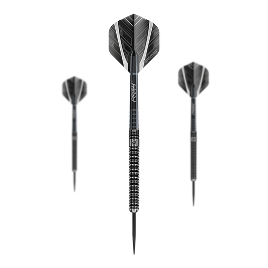 Winmau Blackout Variant 1 steel darts Auf dem Bild sind drei schwarze Steeldarts mit silbernen Akzenten zu sehen. Die Darts sind in einer Reihe mit einem Dart in der Mitte und jeweils einem Dart links und rechts angeordnet.