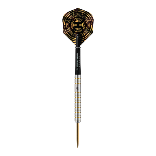 Harrows Anniversary Edition Původní Steeldarts Das Bild zeigt einen Harrows Anniversary Edition The Original Steeldart mit silbernem Schaft und goldenen Akzenten. Das Dartflight ist schwarz-gold gestaltet und trägt einen Jubiläumsaufdruck.