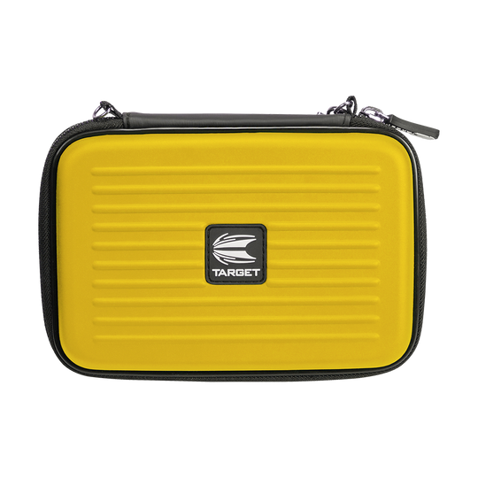125857_Target_Takoma_XL_Dartwallet_Gelb_1 Das Bild zeigt ein gelbes Dart-Etui mit dem Namen "Target Takoma XL Dartwallet". In der Mitte befindet sich ein schwarzes Logo mit weißem Schriftzug und Motiv.