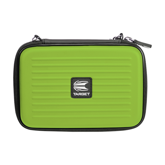 125858_Target_Takoma_XL_Dartwallet_Gr-n_1 Auf dem Bild ist das Produkt "Target Takoma XL Dartwallet" zu sehen. Es handelt sich um ein grünes Etui mit schwarzem Reißverschluss und einem Target-Logo in der Mitte.
