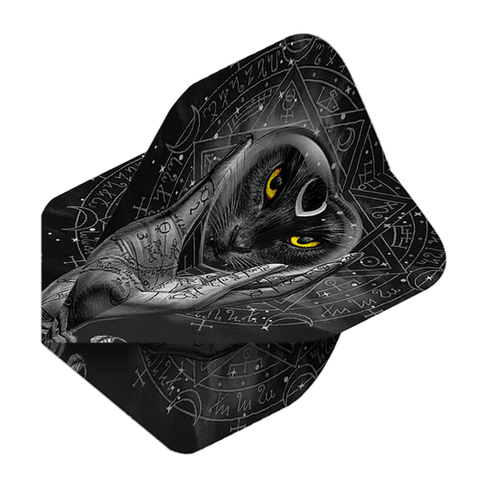 Alchemy Grimalkins Glass No2 Standard Flights Das Bild zeigt ein Dartflight mit einem schwarzen Katzenmotiv und leuchtend gelben Augen. Im Hintergrund sind mystische Symbole und eine beschriebene Hand zu sehen.