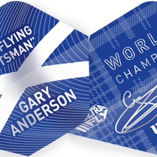 68769-Gary-Anderson-World-Champion5b3ca9f859f08 Das Bild zeigt zwei blaue Dartflights mit weißem Aufdruck und schottischem Design. Auf den Flights stehen die Aufschriften „The Flying Scotsman Gary Anderson“ und „World Champion Unicorn“.