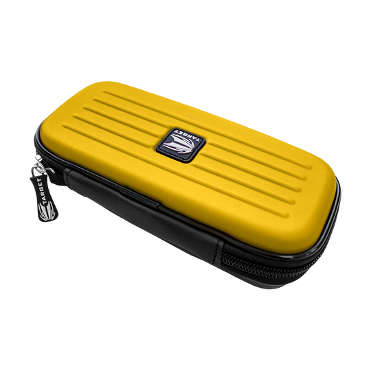 125824_Target_Takoma_Dartwallet_Gelb_2 Das Bild zeigt das Produkt "Target Takoma Dartwallet" in Gelb und Schwarz. Es ist ein kompaktes Etui mit Reißverschluss zur Aufbewahrung von Dartzubehör.
