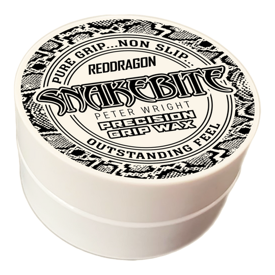 Cera para dedos Red Dragon Peter Wright Snakebite Precision Grip Wax Das Bild zeigt eine runde Dose mit der Aufschrift "Red Dragon Peter Wright Snakebite Precision Grip Wax". Die Verpackung ist weiß mit einem schwarz-weißen Schlangenmuster und betont den festen, griffsicheren Halt.