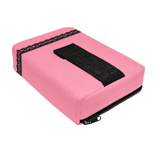 713TP_The_Pak_Dartcase_LadyPak_Rosa_3 Die Abbildung zeigt das Produkt "The Pak Dartcase - Lady Pak". Es handelt sich um ein pinkfarbenes Etui mit schwarzem Reißverschluss, einem schwarzen Band und Spitzenverzierung.