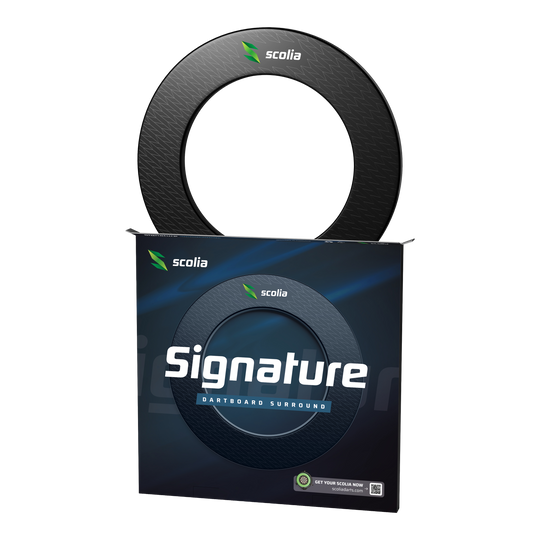Cornice per bersaglio freccette firmata Scolia Das Foto stellt den Scolia Signature Dartboard Surround dar. Der Artikel dient als Umrandung für eine Dartscheibe.