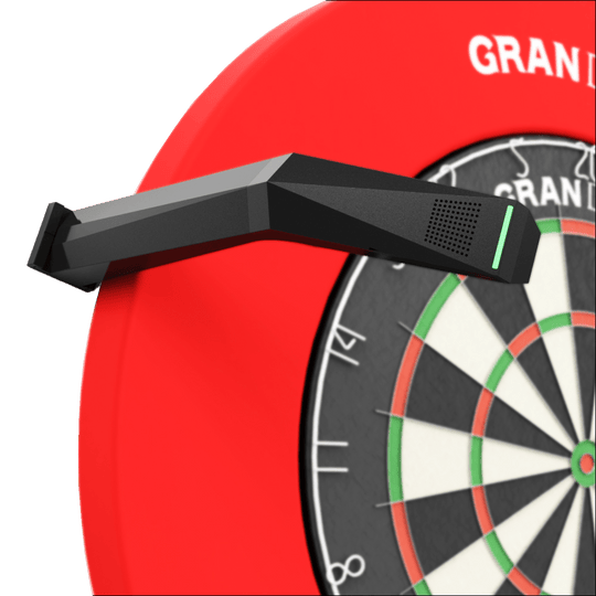 Das Bild zeigt das GranDarts GranEye Steeldart Auto-Scoring-System, das über einem Dartboard installiert ist. Das schwarze Gerät erkennt automatisch die Treffer auf der Dartscheibe und wertet sie aus.