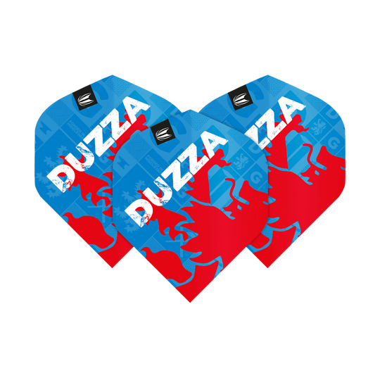 TG7_335730_Target_ProUltra_Glen_Durrant_No2_Standard_Flights_1LLDHvPnZGtvq8 Das Bild zeigt drei Dart-Flights mit dem Namen "DUZZA" in weißer Schrift. Die Flights sind überwiegend blau und rot gestaltet und tragen das Logo von Target.