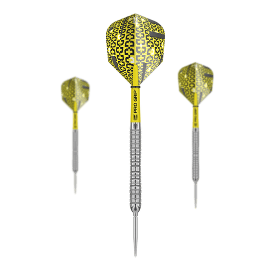 Dardos de acero Target Bolide 04 Swiss Point Das Bild zeigt drei Steeldarts des Modells "Target Bolide 04 Swiss Point" mit gelb-schwarzen Flights. Die Darts haben einen silbernen, geriffelten Schaft und gelbe "Pro Grip" Stiele.