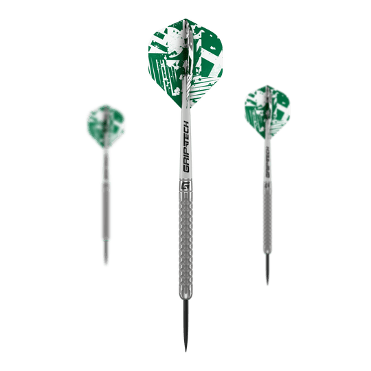 Fléchettes GOAT Fairway V1 en acier tungstène Das Bild zeigt drei GOAT Fairway V1 Tungsten Steeldarts mit grünen und weißen Flights. Die Darts haben silberne Griffe mit strukturiertem Muster und schwarzer Spitze.