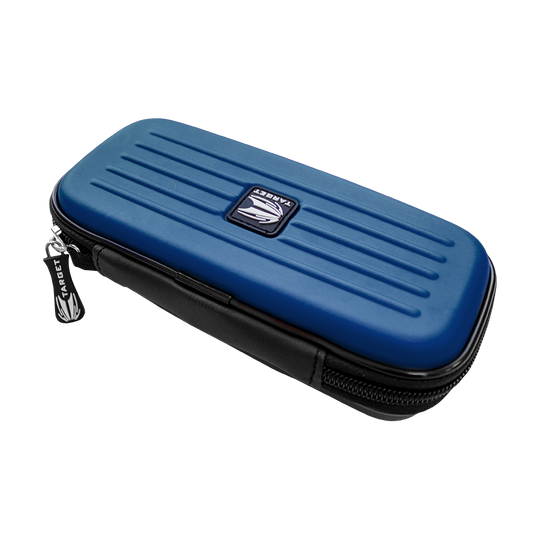 125822_Target_Takoma_Dartwallet_Blau_2 Das Bild zeigt das Produkt „Target Takoma Dartwallet“. Es ist ein rechteckiges Etui mit einem blauen, gerillten Deckel und einem schwarzen Reißverschluss.